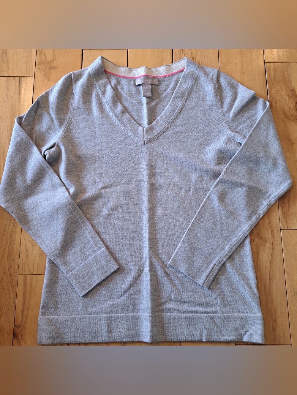 EUC!  Banana Republic Extra Fine Merino Wool V-Neck Sweater Heather Gray Medium